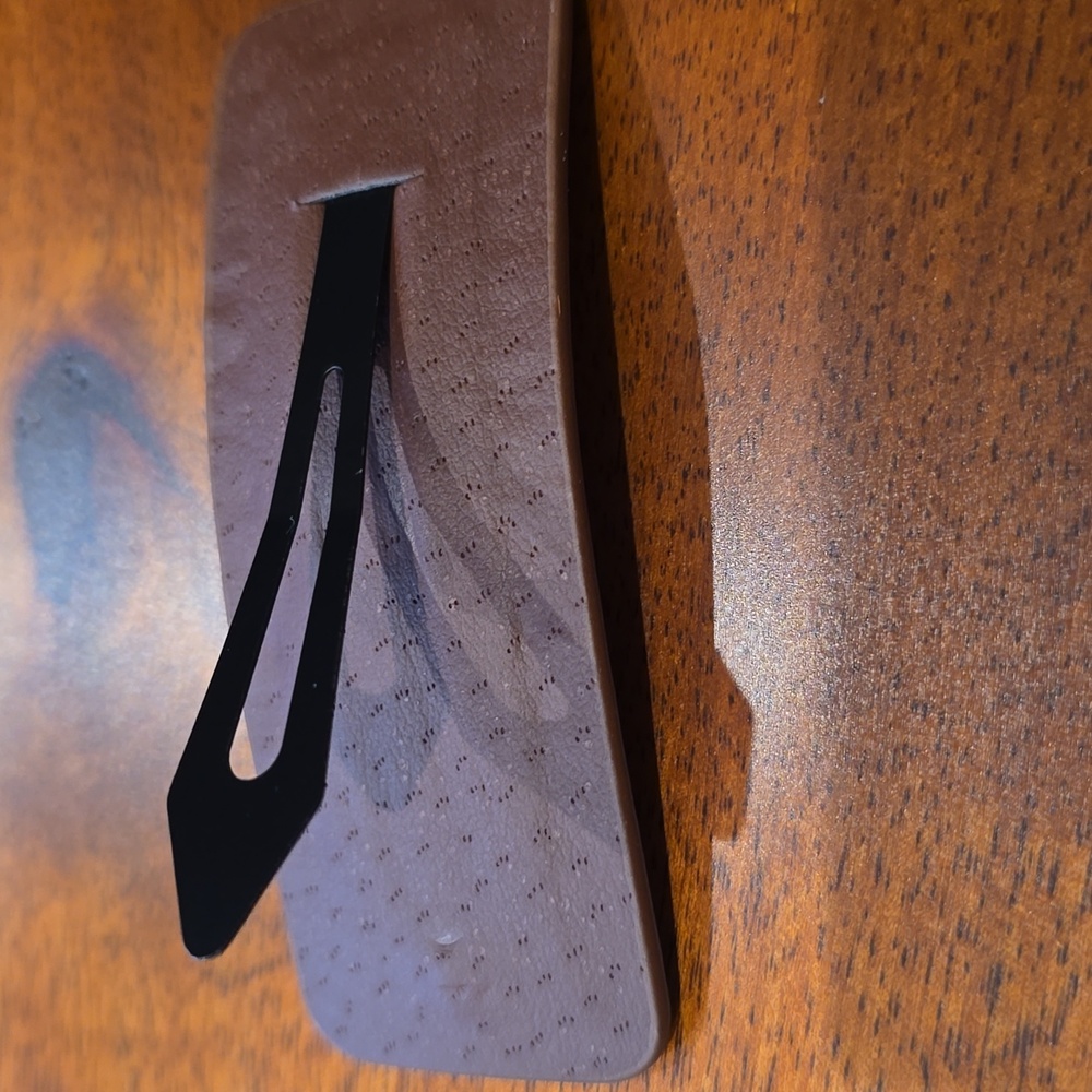 Chic Hair Clip/Barrette with Iconic Logo - Picture 4 of 5